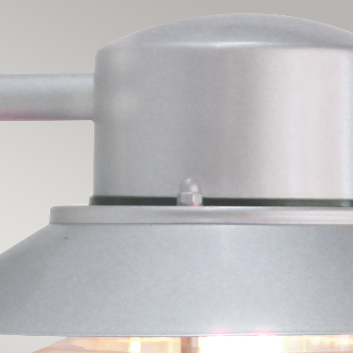 Copenhagen Ø22 Sølv utendørslampe Fra Elstead Lighting - Tillverkad av rostfritt st&aring;l i silverfinish och glas, erbjuder den en h&aring;llbar och v&auml;dert&aring;lig konstruktion som passar perfekt f&ouml;r fasader, entr&eacute;er och uteplatser.