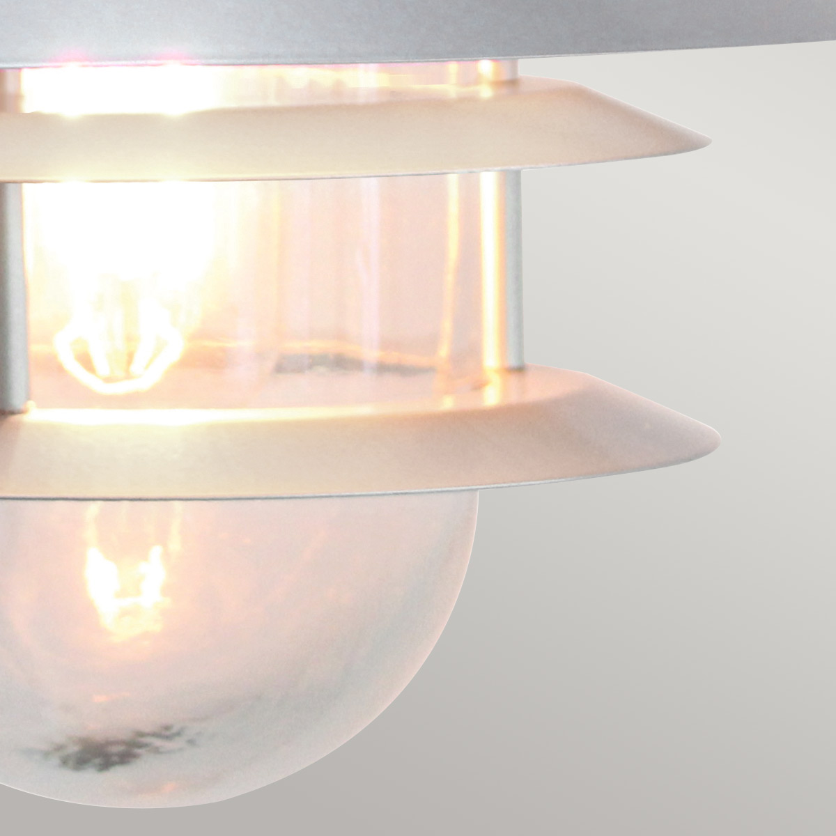 Copenhagen Ø22 Sølv utendørslampe Fra Elstead Lighting - Tillverkad av rostfritt st&aring;l i silverfinish och glas, erbjuder den en h&aring;llbar och v&auml;dert&aring;lig konstruktion som passar perfekt f&ouml;r fasader, entr&eacute;er och uteplatser.