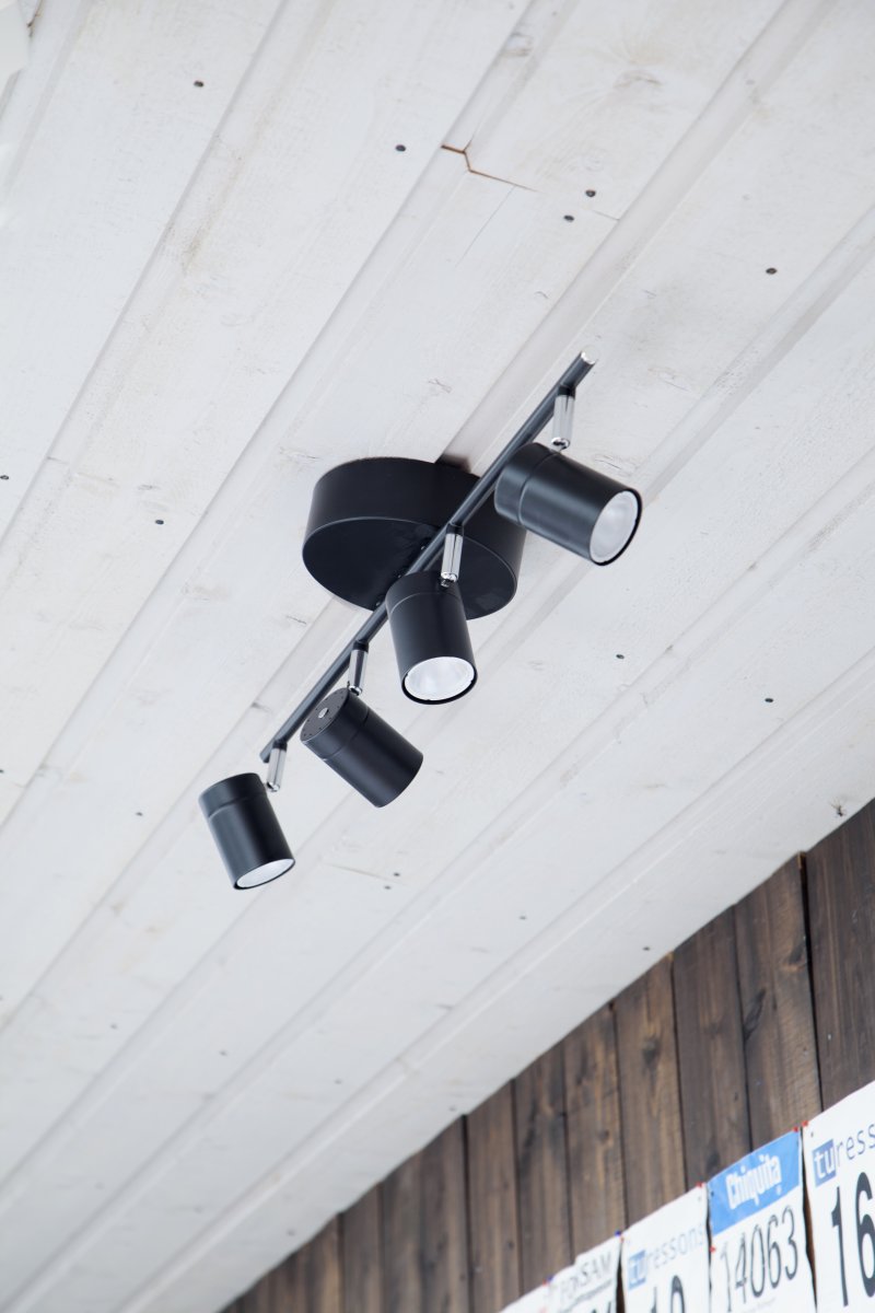 Correct 4 Matt svart spotlight Fra By Rydéns - Takskinnen gir deg et godt arbeidslys og d&aring; designet er stilig og diskret, den er perfekt &aring; kombinere med en stilig taklampe som skaper stemning over for eksempel kj&oslash;kkenbordet.