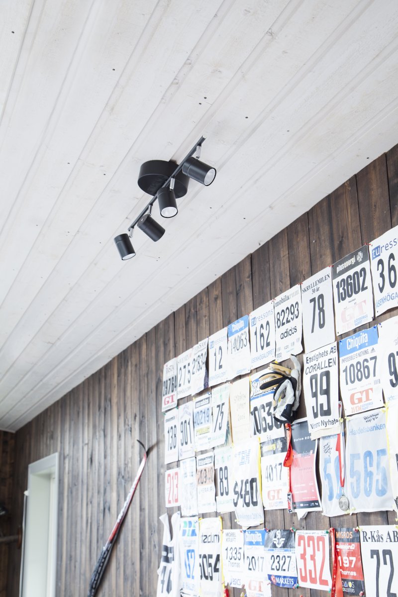 Correct 4 Matt svart spotlight Fra By Rydéns - Takskinnen gir deg et godt arbeidslys og d&aring; designet er stilig og diskret, den er perfekt &aring; kombinere med en stilig taklampe som skaper stemning over for eksempel kj&oslash;kkenbordet.