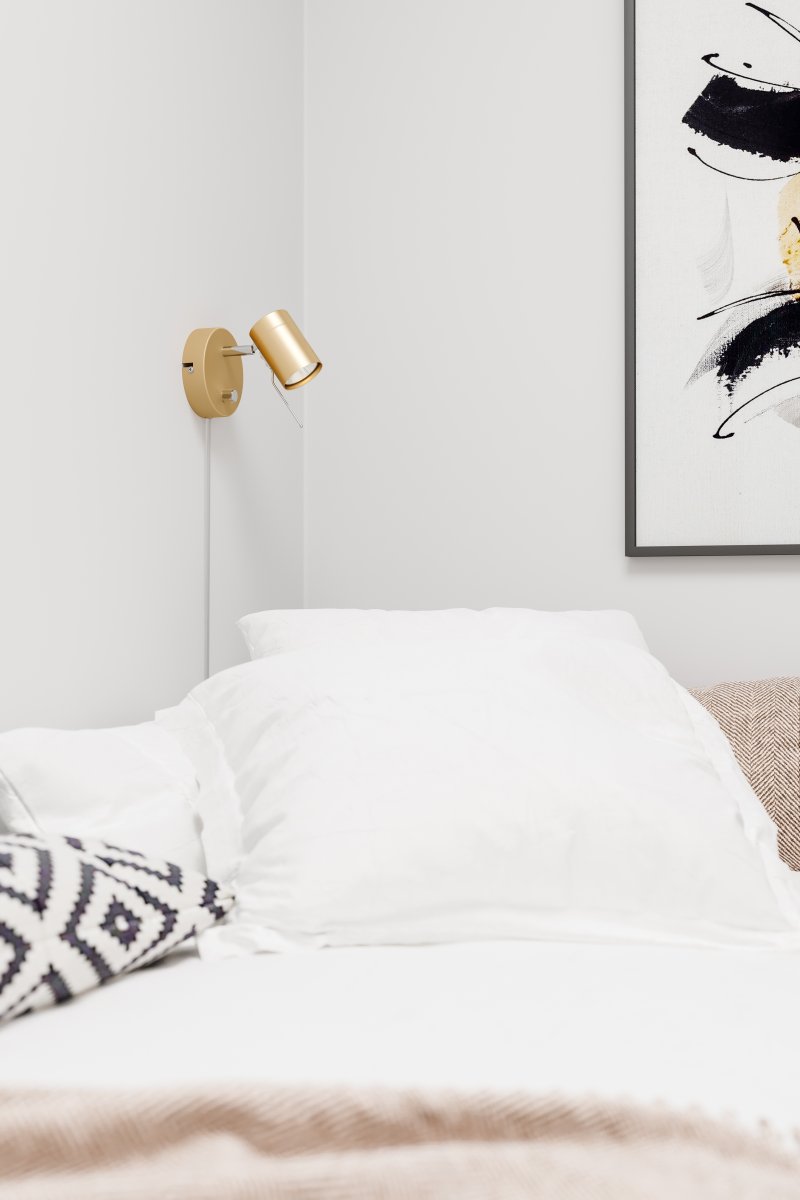 Correct Gull leselampe Fra By Rydéns - Lyset rettes ved hjelp av en metallpinne på lampehodet, noe som gjør at du ikke risikerer å brenne deg hvis lampen er varm.