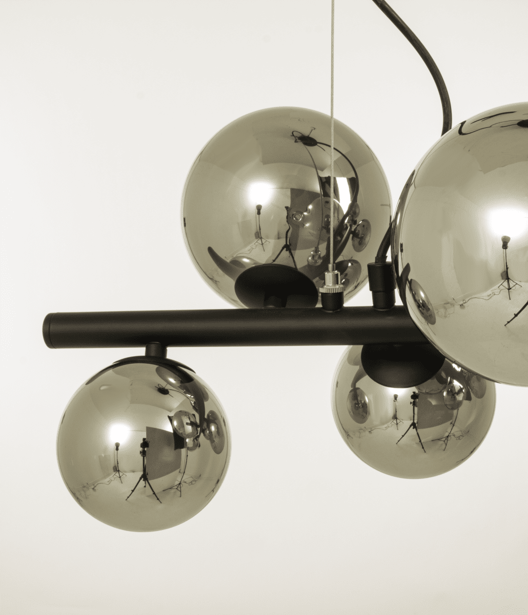 Molekyl 58cm Røykgrå Taklampe Fra Aneta Lighting - MOLEKYL moderne stilig taklampe i sortlakkert metall med 7 røykfargede glasskupler i to forskjellige størrelser.