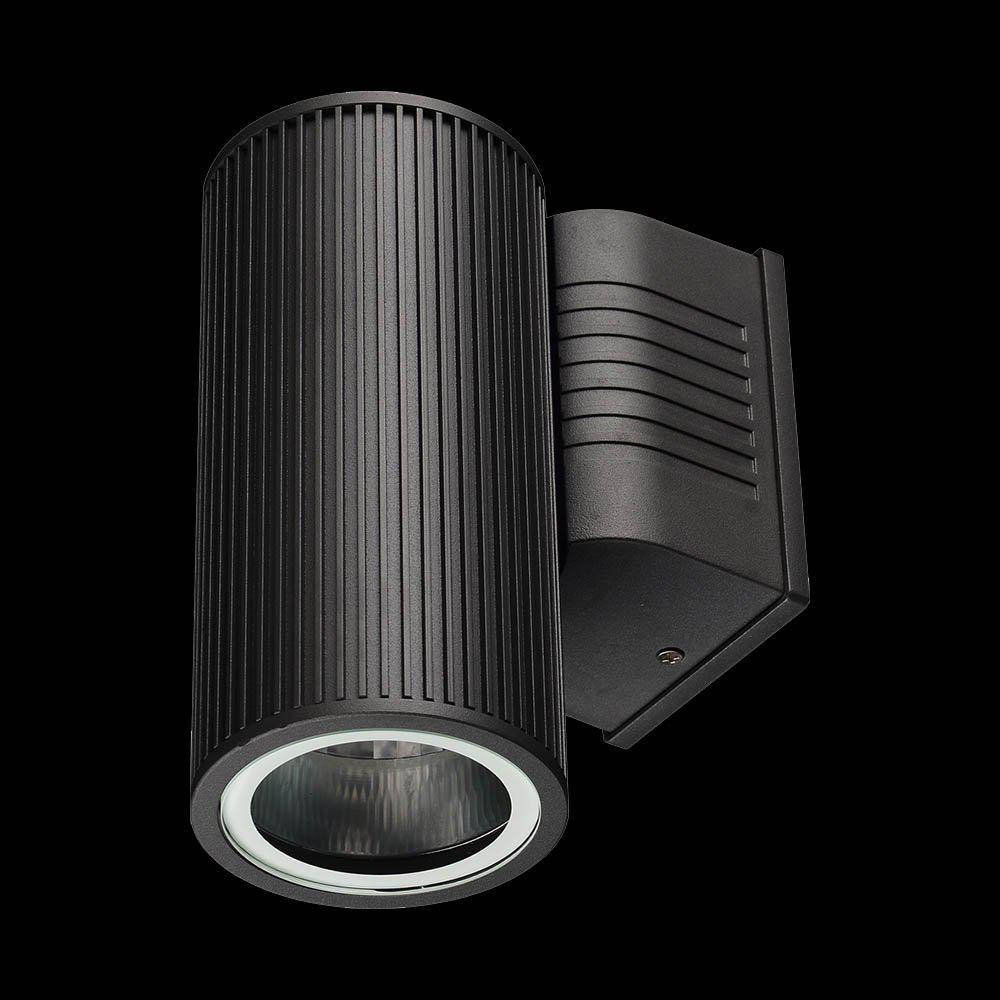Wally Mørkegrå utendørslampe Fra Designlight - Lampen er laget av pulverlakkert aluminium og belagt med en spesiell rivebestandig maling fra Akzo Nobel for &aring; t&aring;le utend&oslash;rsmilj&oslash;er.
