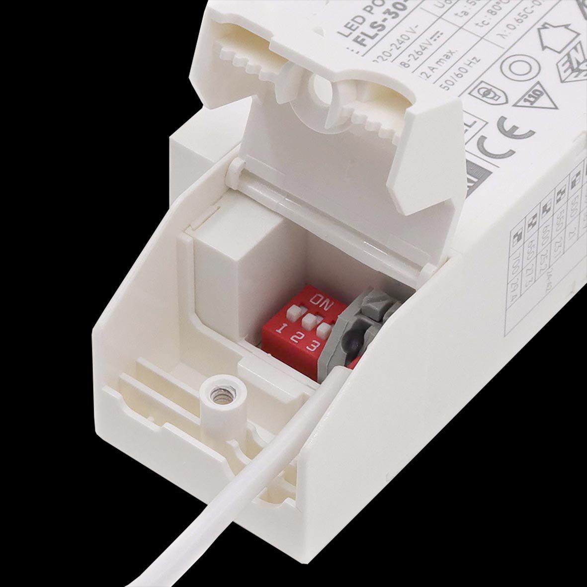 City Downlight 28/32/36W Hvit Fra Designlight - Effektinnstillingen gj&oslash;res i forbindelse med driverens sekund&aelig;rside, og lystemperaturen stilles inn via en kontroll p&aring; kabelen mellom driveren og lysenheten.