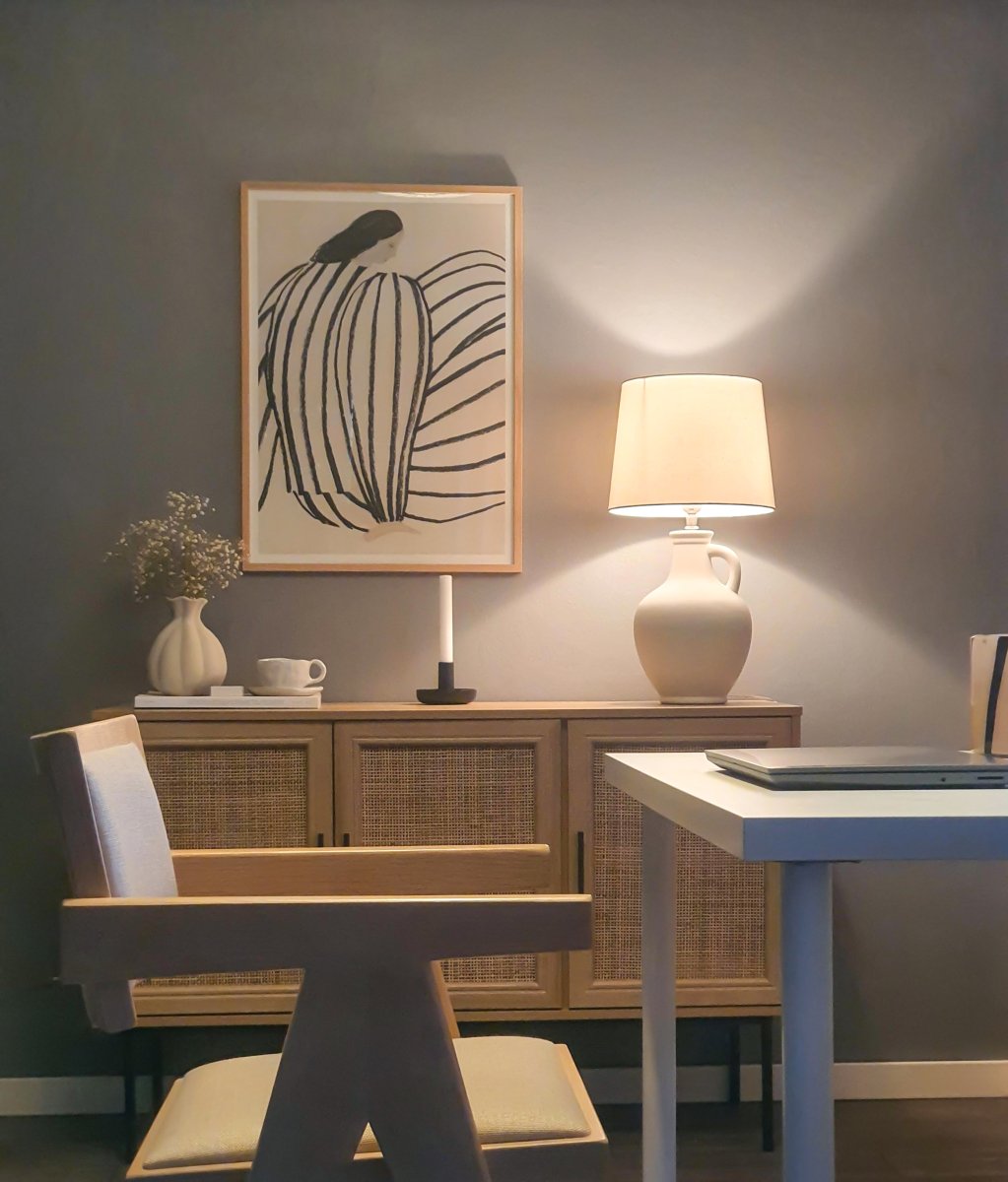 Athena 58cm Naturlig hvit bordlampe Fra Aneta Lighting - Med en buet keramisk base i form av en antikk mugge, gir den et rustikk preg til hjemmet ditt.