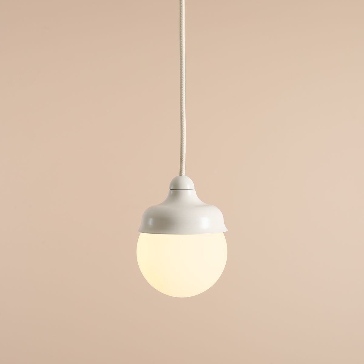 Wave Ø17 Kremet hvit Taklampe Fra Artera - Wave er et moderne anheng med retrodesign laget av metall og opalt glass.