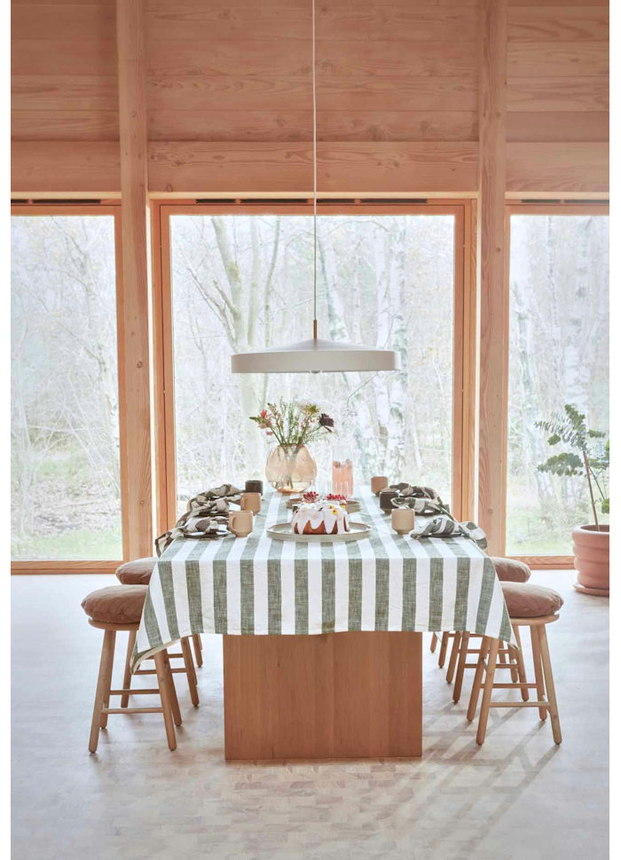 Hatto Ø65 Hvit Taklampe Fra OYOY - Hatto pendellampe i hvitt har et stilig design med matt finish, elegante messingdetaljer og tekstilledning.