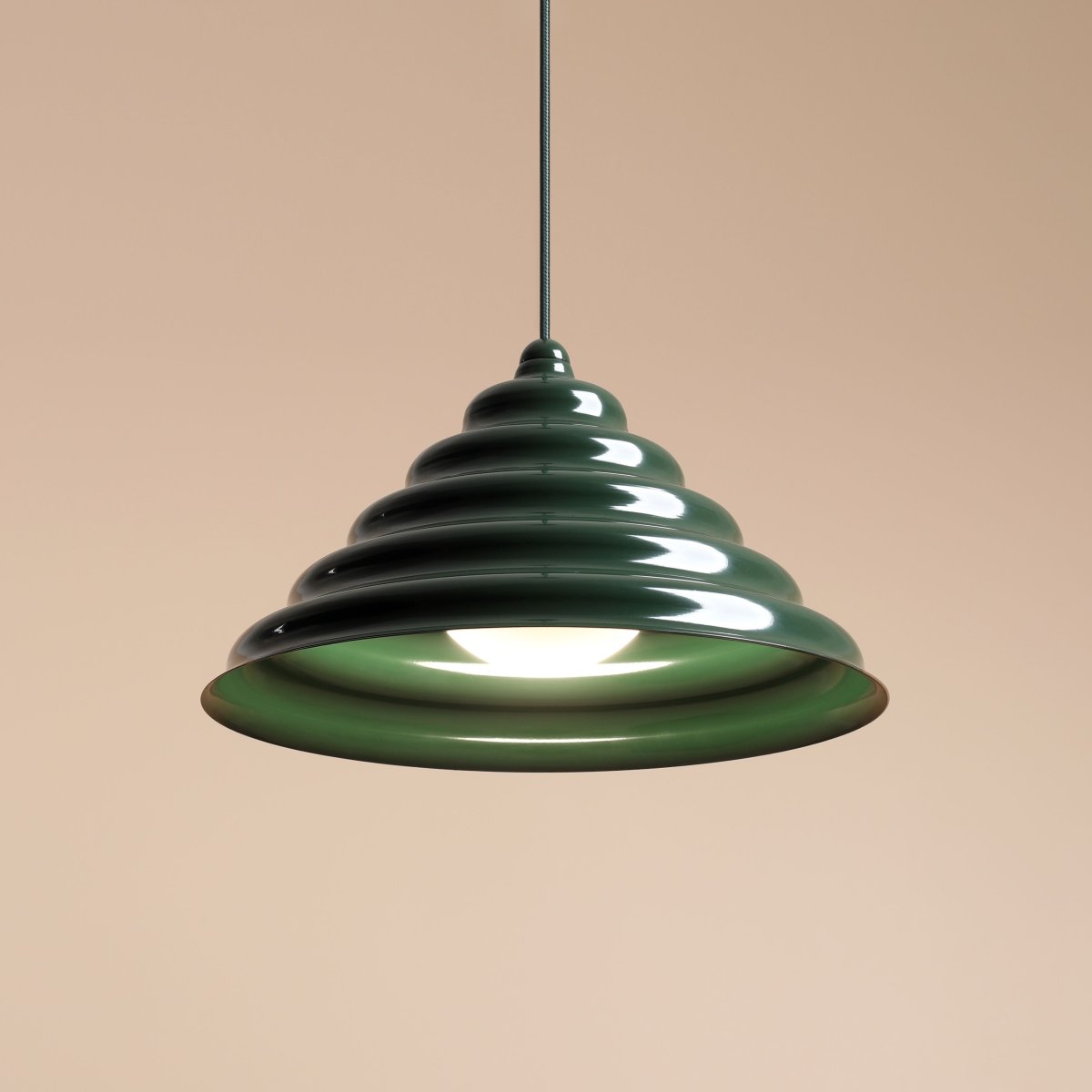 Wave Ø36 Mørk grønn Taklampe Fra Artera - Den solide skyggen av metall i en mørkegrønn farge gir en fin spredning av lys nedover, noe som gjør den perfekt å henge over spisebordet eller kjøkkenet.