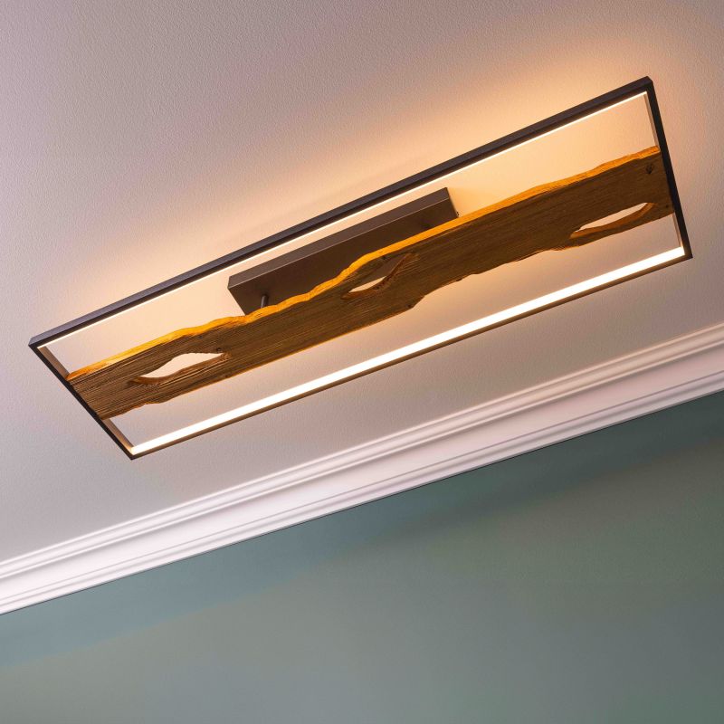 Chaumont 100cm Tre plafond Fra Brilliant - Med en effekt p&aring; 48 W og en lysstr&oslash;m p&aring; 6600 lumen gir den kraftig belysning i rommet, mens den varmhvite lysfargen p&aring; 3000 Kelvin skaper en koselig atmosf&aelig;re.