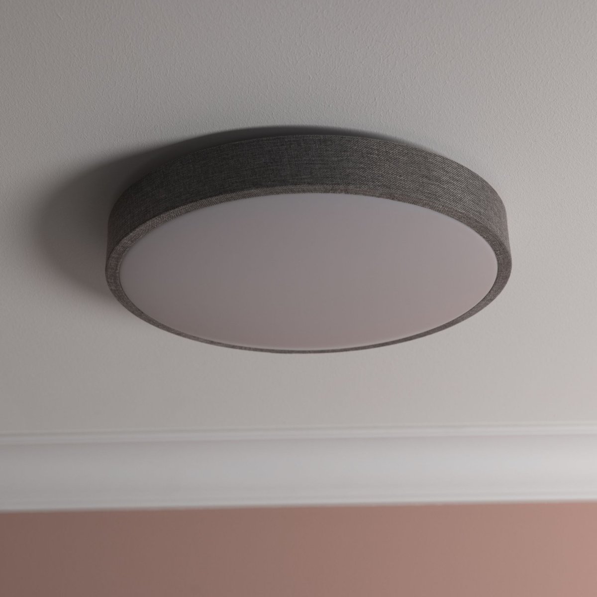 Filiz Ø38 Grå plafond Fra Brilliant - Filiz er en stilig taklampe som kombinerer moderne design med smart funksjonalitet.