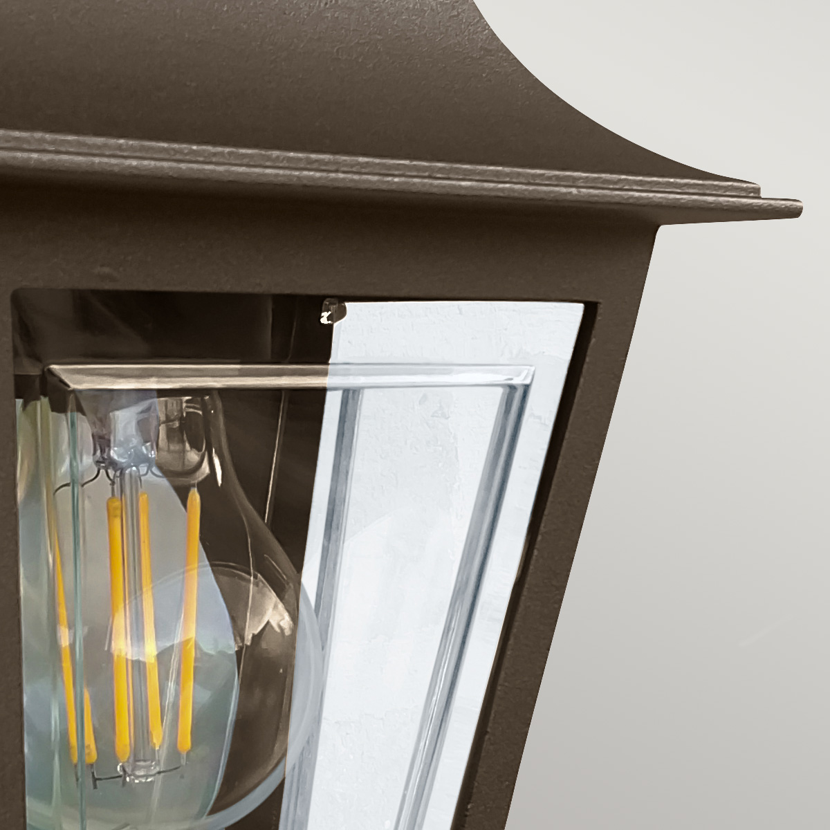 Deco Lane 32cm Bronse utendørslampe Fra Elstead Lighting - Laget av bronsefarget aluminium og polykarbonat, tilbyr den en lett, men robust konstruksjon som er holdbar og langvarig.