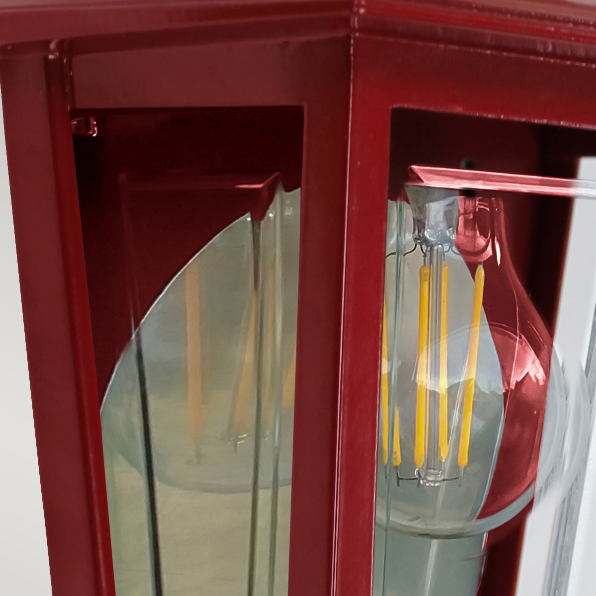 Deco Lane 32cm RØD utendørslampe Fra Elstead Lighting - Laget av r&oslash;dt aluminium og polykarbonat, og tilbyr en lett, men robust konstruksjon som er v&aelig;rbestandig og langvarig.