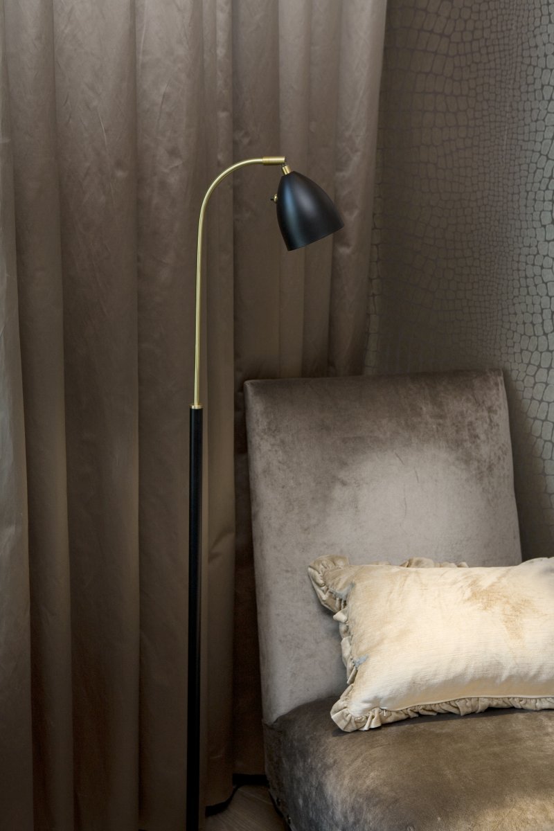Deluxe Svart/messing gulvlampe Fra Belid - Deluxe gulvlampe er en elegant og tidl&oslash;s lampe i svart og messingfarget metall.