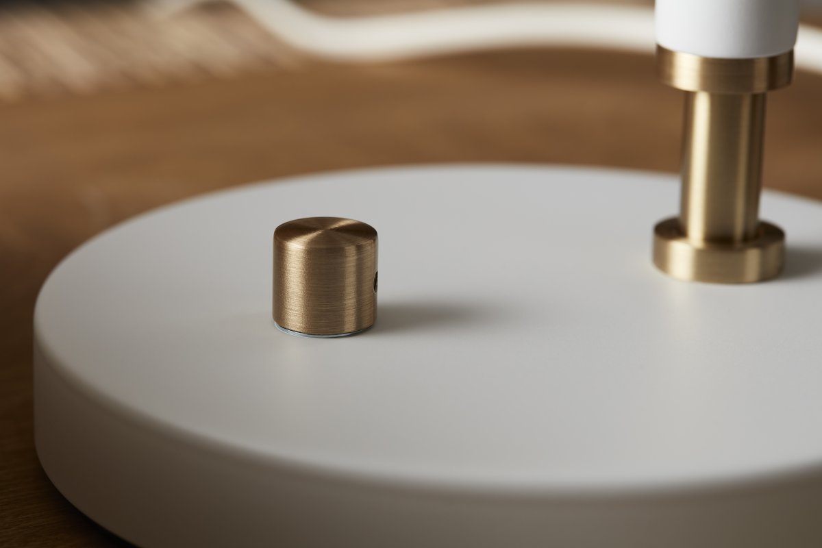 Deluxe 50cm Hvit skrivebordslampe Fra Belid - Lampen gir et behagelig lys og har en justerbar spotlight og dimmerfunksjon for å justere lysstyrken etter behov.