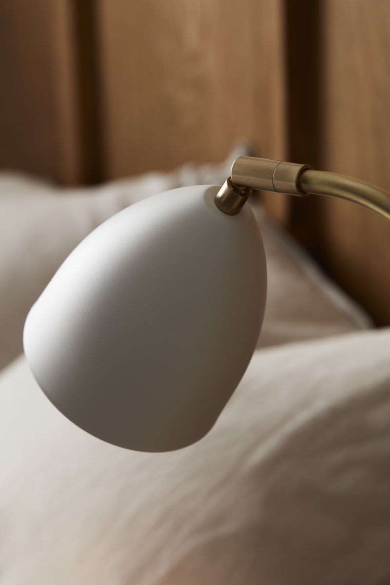 Deluxe 50cm Hvit skrivebordslampe Fra Belid - Lampen gir et behagelig lys og har en justerbar spotlight og dimmerfunksjon for å justere lysstyrken etter behov.