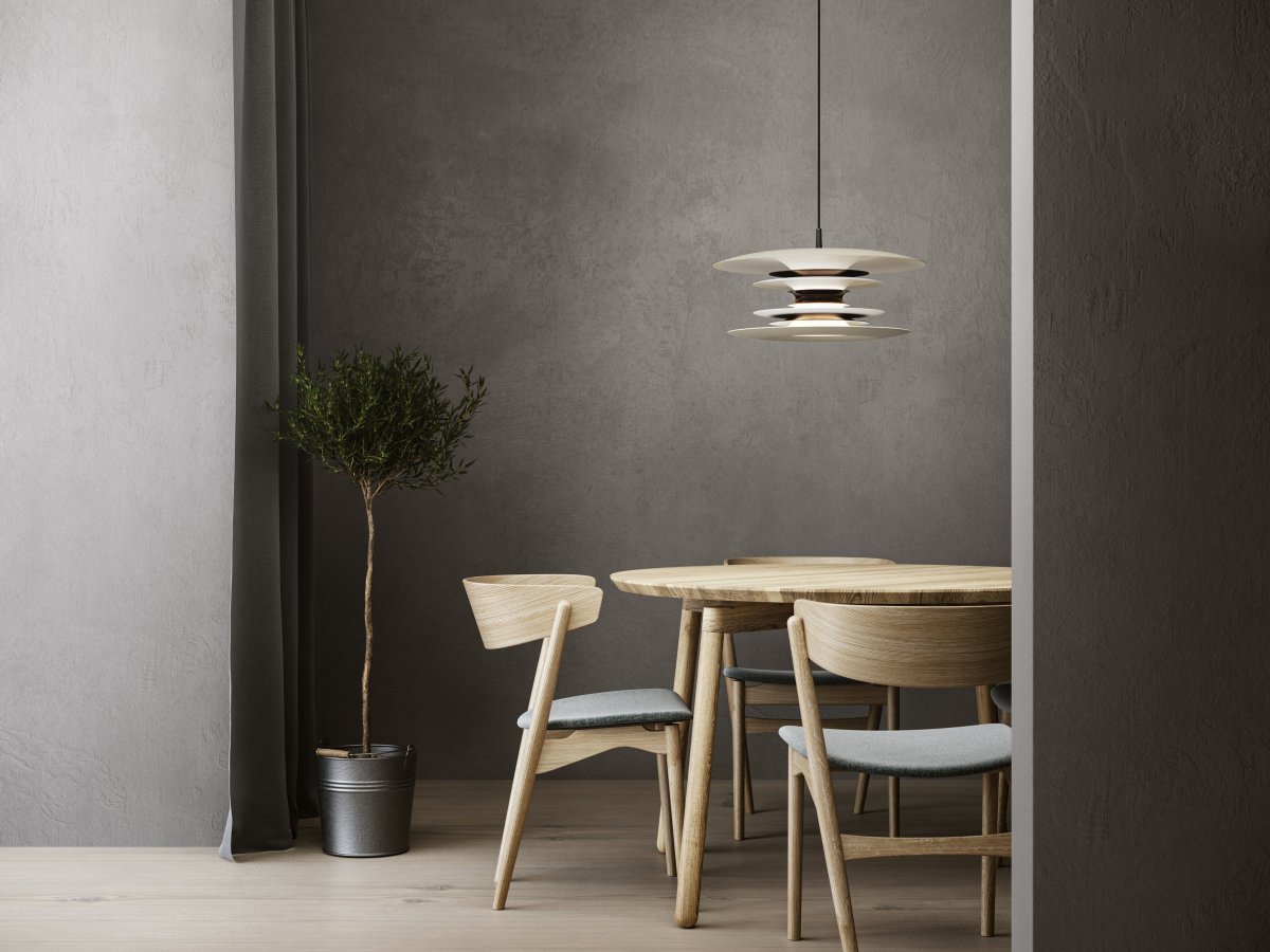 Diablo Ø50 Sand/bronse Taklampe Fra Belid - Diablo-pendelen er en del av den eksklusive Diablo-familien, designet av Joakim Fihn, og er ogs&aring; tilgjengelig som gulv-, bord- og vegglampe.