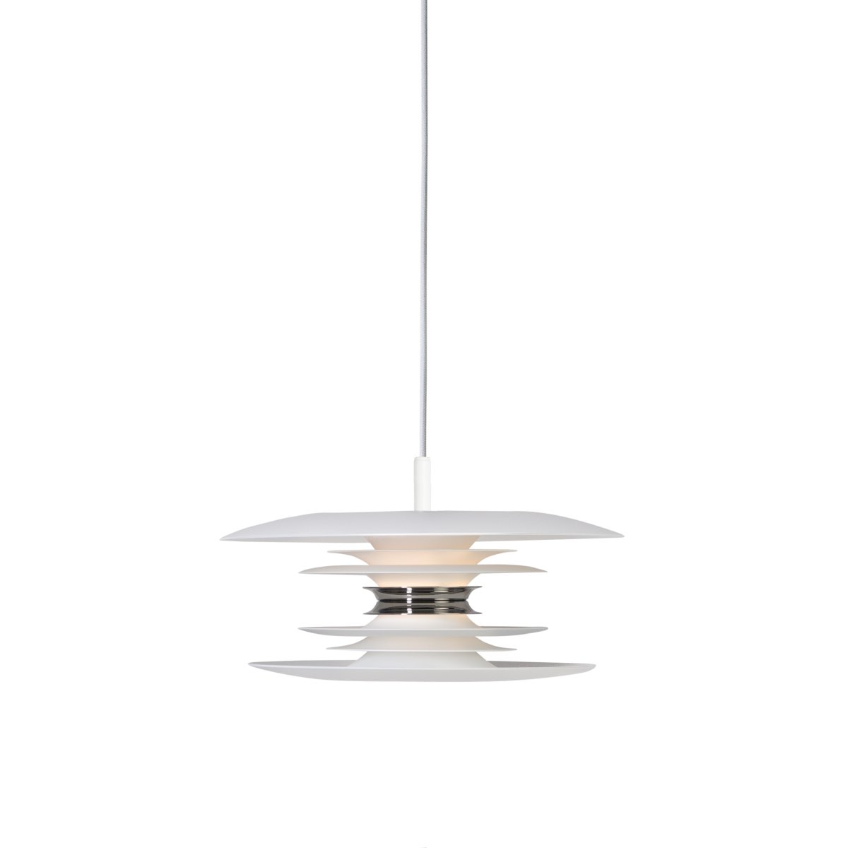 Diablo Ø30 Hvit/krom Taklampe Fra Belid - Diablo-pendelen er en del av den eksklusive Diablo-familien, designet av Joakim Fihn, og er ogs&aring; tilgjengelig som gulv-, bord- og vegglampe.