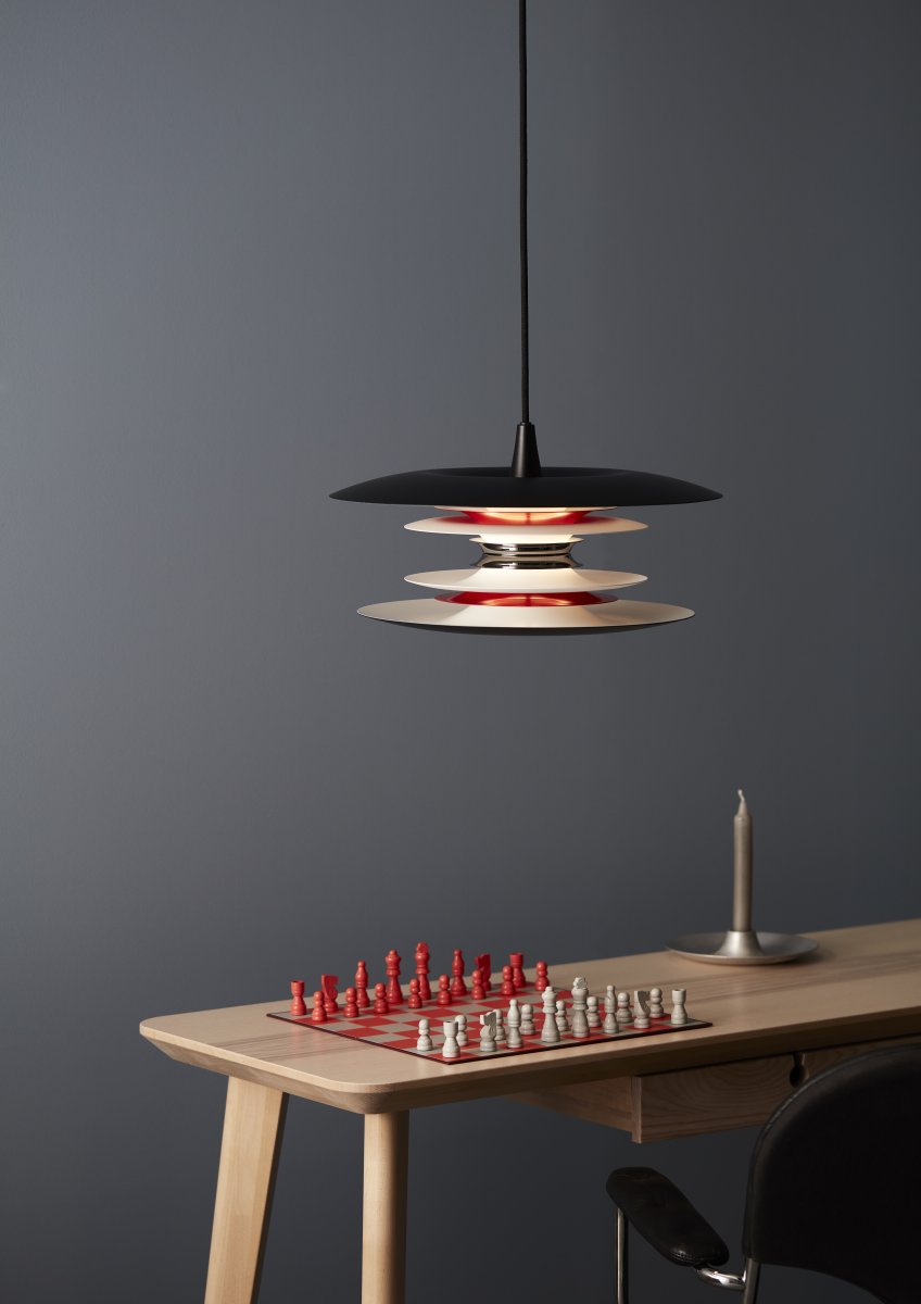 Diablo Ø40 Svart/rød Taklampe Fra Belid - Diablo-pendelen er en del av den eksklusive Diablo-familien, designet av Joakim Fihn, og er ogs&aring; tilgjengelig som gulv-, bord- og vegglampe.