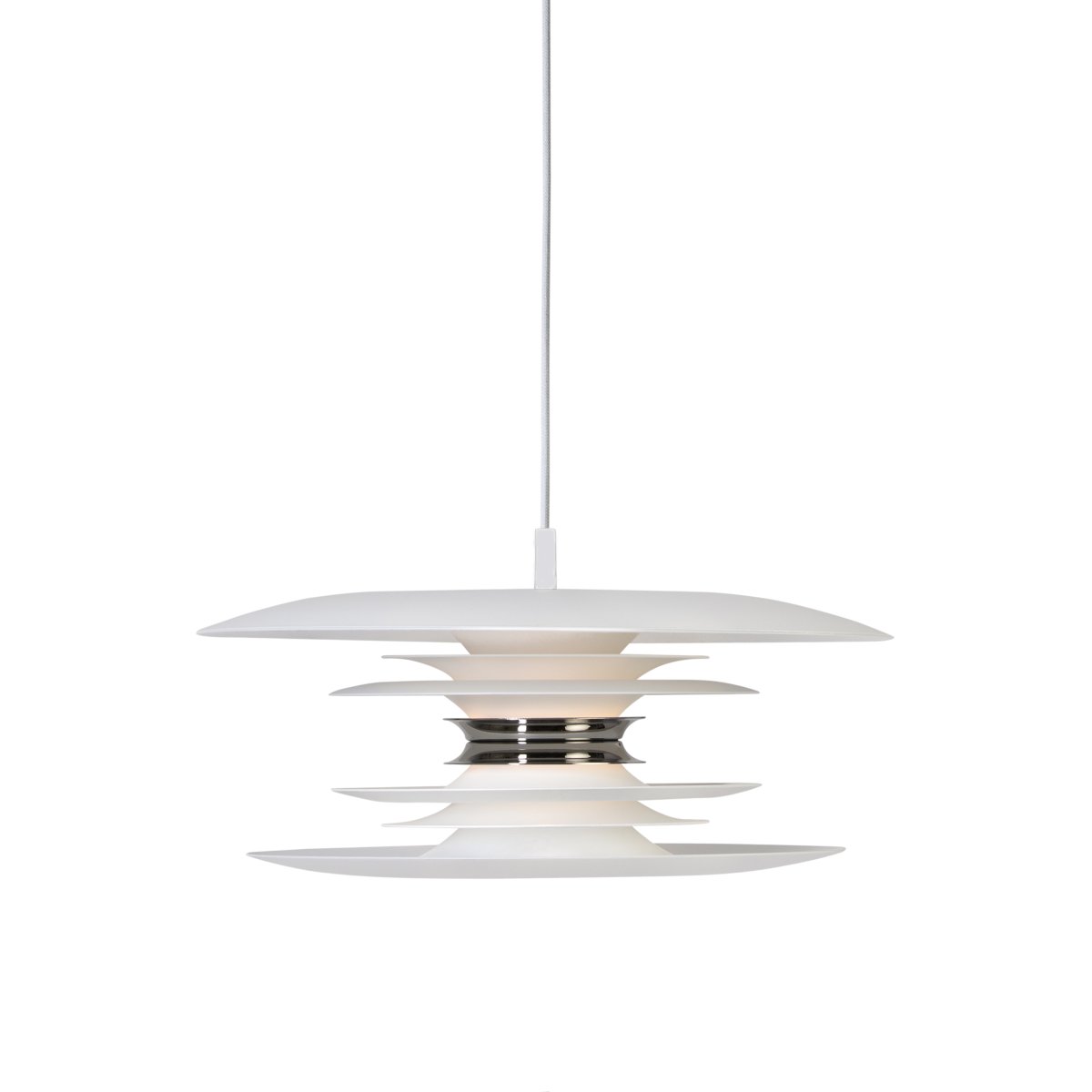 Diablo Ø40 Hvit/krom Taklampe Fra Belid - Diablo-pendelen er en del av den eksklusive Diablo-familien, designet av Joakim Fihn, og er ogs&aring; tilgjengelig som gulv-, bord- og vegglampe.
