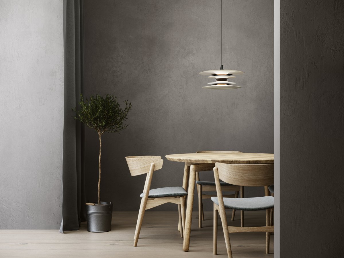 Diablo Ø40 Sand/bronse Taklampe Fra Belid - Diablo-pendelen er en del av den eksklusive Diablo-familien, designet av Joakim Fihn, og er ogs&aring; tilgjengelig som gulv-, bord- og vegglampe.