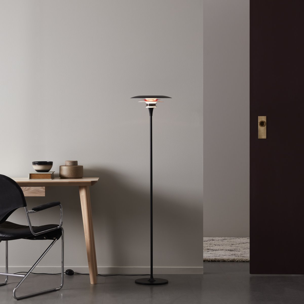 Diablo Ø30 Svart/rød gulvlampe Fra Belid - Lampen er tilgjengelig i flere fargekombinasjoner, spesielt i en i&oslash;ynefallende blanding av matt svart og blank r&oslash;d som gir et moderne og samtidig dramatisk uttrykk.