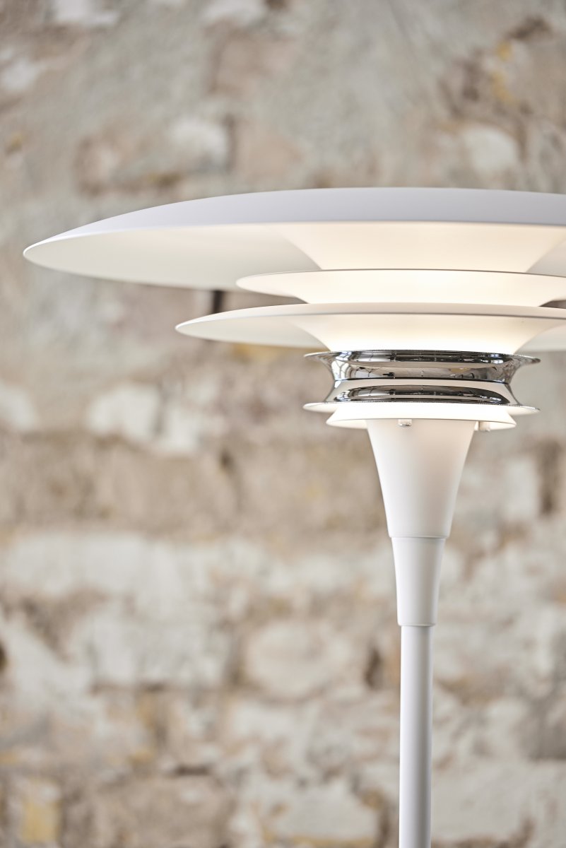 Diablo Ø50 Hvit/krom gulvlampe Fra Belid - Lampen er tilgjengelig i flere fargekombinasjoner, spesielt i en sl&aring;ende blanding av matt hvit og krom som gir et moderne og samtidig dramatisk uttrykk.