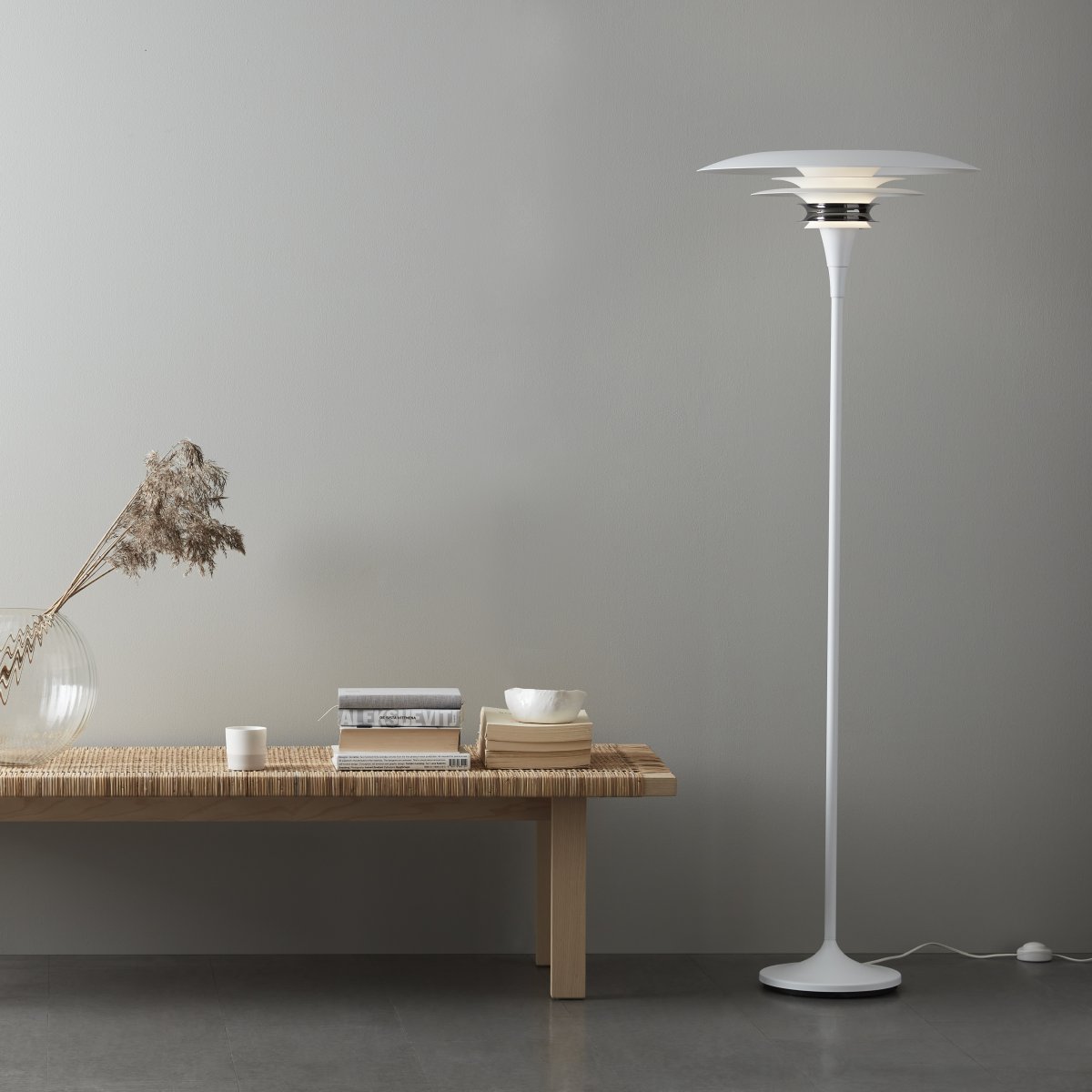 Diablo Ø50 Hvit/krom gulvlampe Fra Belid - Lampen er tilgjengelig i flere fargekombinasjoner, spesielt i en sl&aring;ende blanding av matt hvit og krom som gir et moderne og samtidig dramatisk uttrykk.
