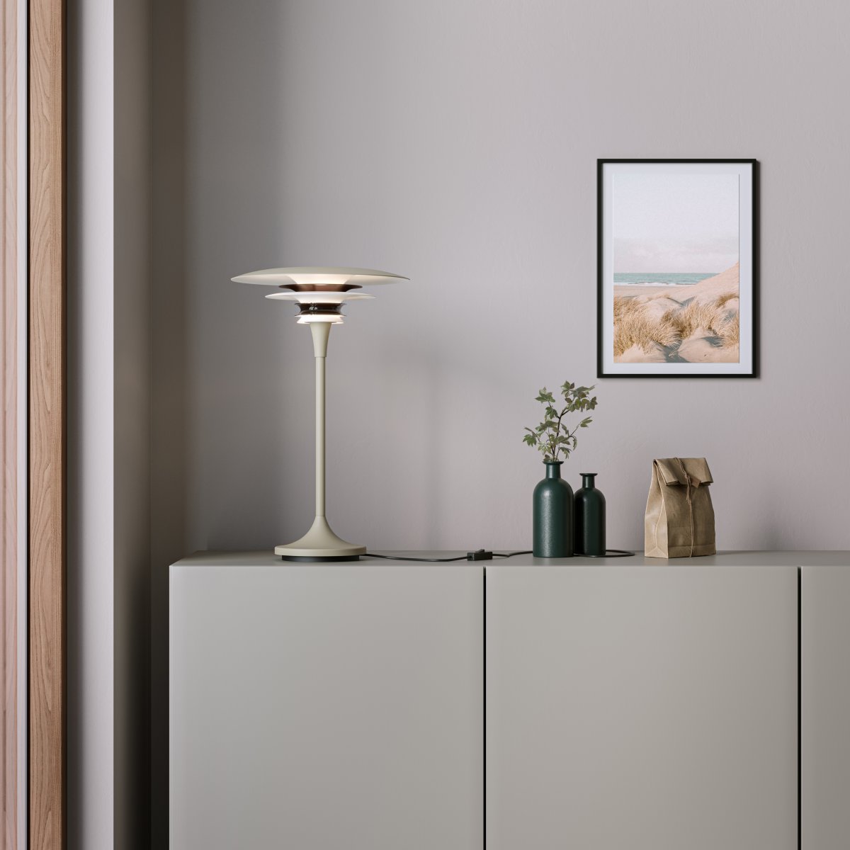 Diablo 48cm Sand/bronse bordlampe Fra Belid - Lampen er tilgjengelig i forskjellige farger, som sammen med den unike designen gj&oslash;r den til en unik detalj i interi&oslash;ret.