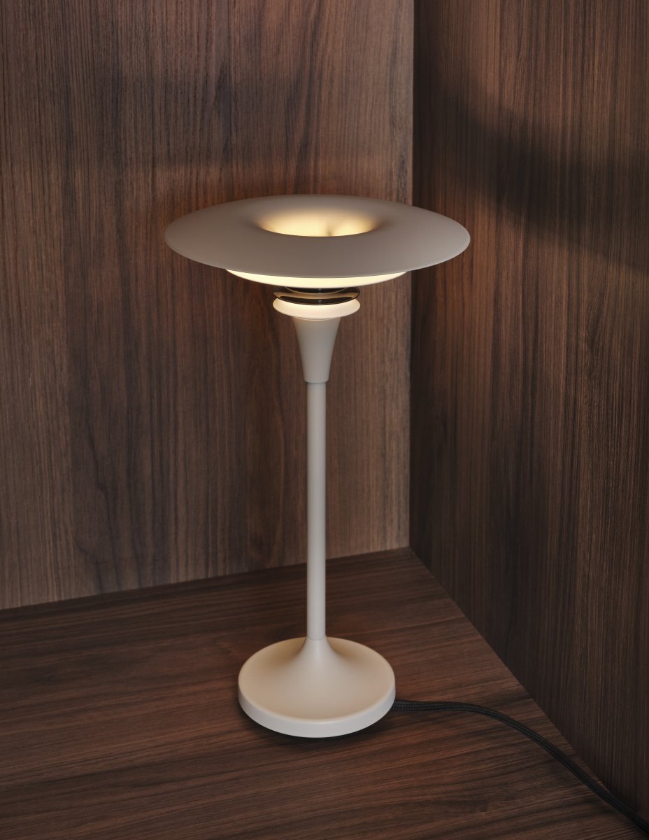 Diablo 48cm Sand/bronse bordlampe Fra Belid - Lampen er tilgjengelig i forskjellige farger, som sammen med den unike designen gj&oslash;r den til en unik detalj i interi&oslash;ret.