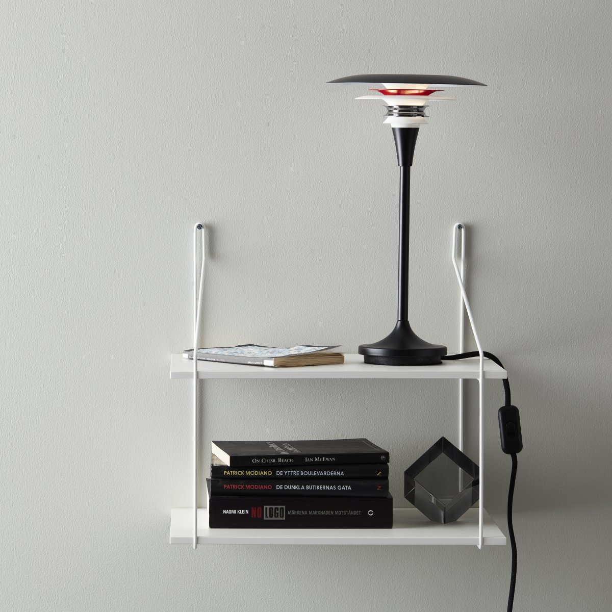 Diablo 35cm Matt svart/rød bordlampe Fra Belid - Lampen er tilgjengelig i forskjellige farger, som sammen med den unike designen gj&oslash;r den til en unik detalj i interi&oslash;ret.