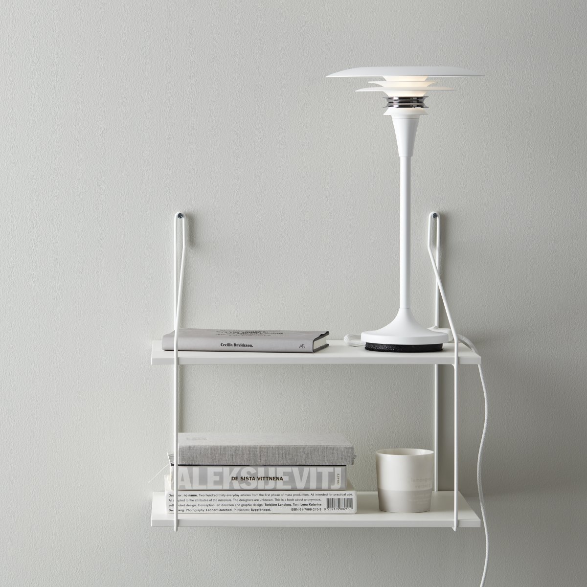 Diablo 35cm Matt hvit/krom bordlampe Fra Belid - Lampen er tilgjengelig i forskjellige farger, som sammen med den unike designen gj&oslash;r den til en unik detalj i interi&oslash;ret.