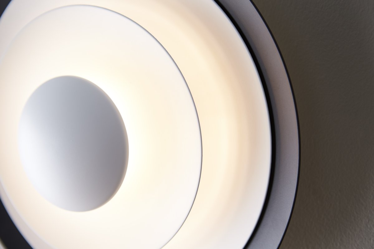 Diablo Ø40 Svart vegglampe Fra Belid - hverandre, noe som skaper et virkelig stilig utseende og ikke minst en stemningsfull lyseffekt i rommet ditt.