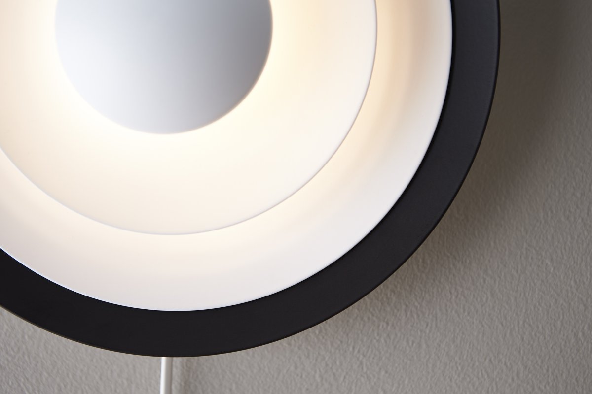 Diablo Ø40 Svart vegglampe Fra Belid - hverandre, noe som skaper et virkelig stilig utseende og ikke minst en stemningsfull lyseffekt i rommet ditt.