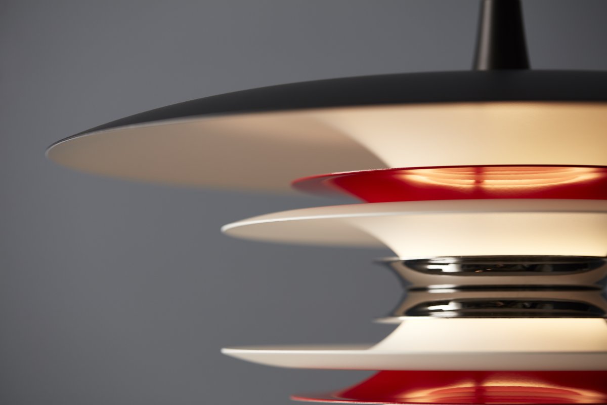 Diablo Ø40 Svart/rød Taklampe Fra Belid - Diablo-pendelen er en del av den eksklusive Diablo-familien, designet av Joakim Fihn, og er ogs&aring; tilgjengelig som gulv-, bord- og vegglampe.