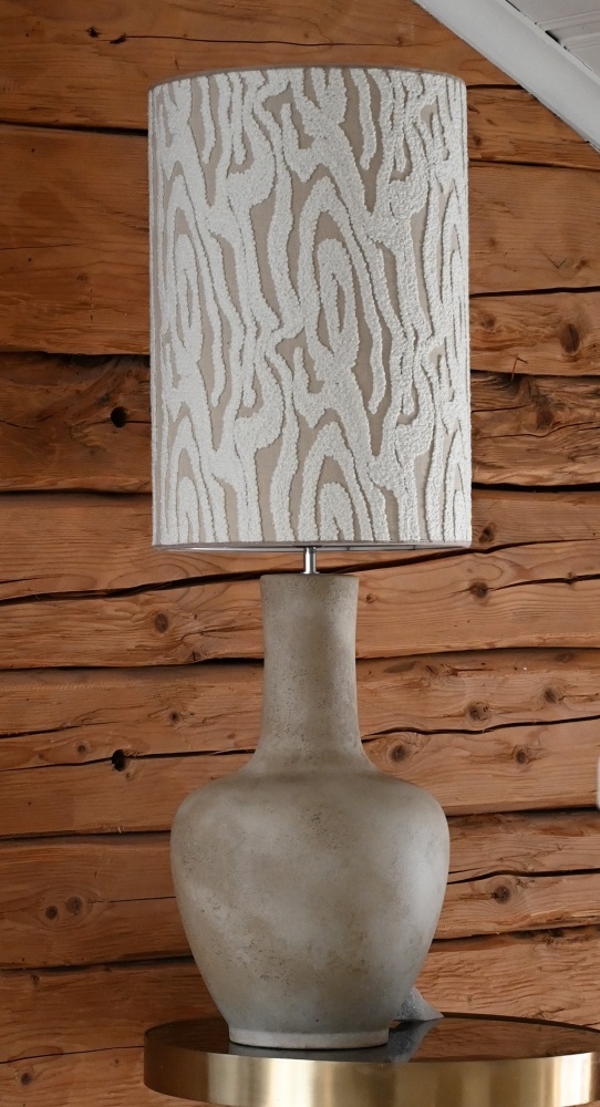 Dilbar 54cm Sand lampefot Fra Hallbergs - Dilbar lampfot &auml;r tillverkad i keramik och har en mjuk sandgr&aring; f&auml;rg som ger ett varmt och stilrent uttryck.