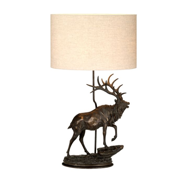 Angus 80cm Bronse bordlampe Fra Elstead Lighting - Lampefoten er utsmykket med en stor hjortestatue i m&oslash;rk bronsefinish med en vakker patina som gir et rustikt og eksklusivt uttrykk.