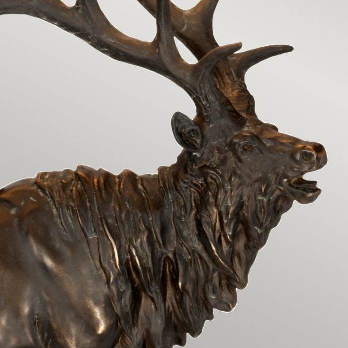 Angus 80cm Bronse bordlampe Fra Elstead Lighting - Lampefoten er utsmykket med en stor hjortestatue i m&oslash;rk bronsefinish med en vakker patina som gir et rustikt og eksklusivt uttrykk.