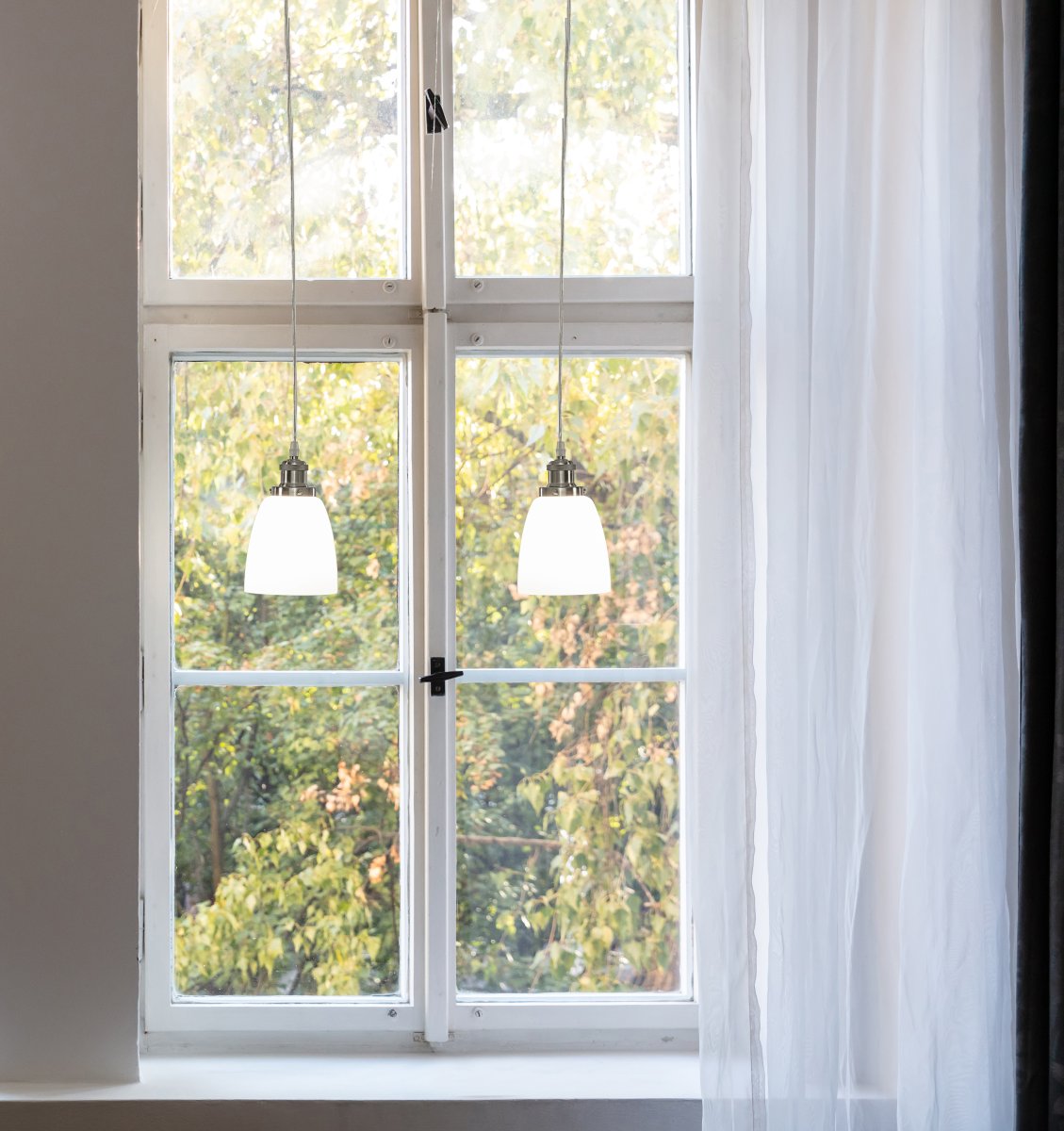 Niki Ø14 Hvit vinduslampe Fra Aneta Lighting - Niki er en enkel og stilig hengende vinduslampe som gir en hjemmekoselig f&oslash;lelse i ethvert rom med sine kromdetaljer.