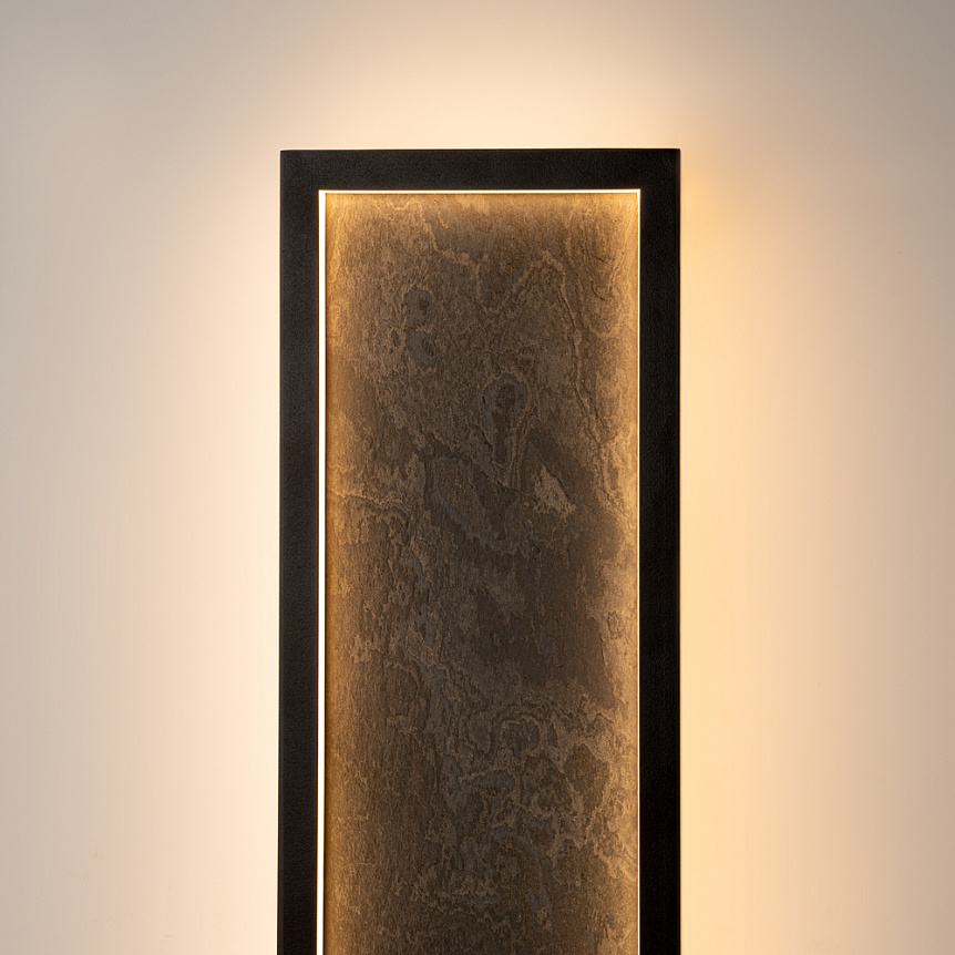 Orign 80cm Svart vegglampe Fra Maytoni - Orign er en vegglampe i metall med en elegant steinimitasjon i midten som gir et naturlig og eksklusivt inntrykk.