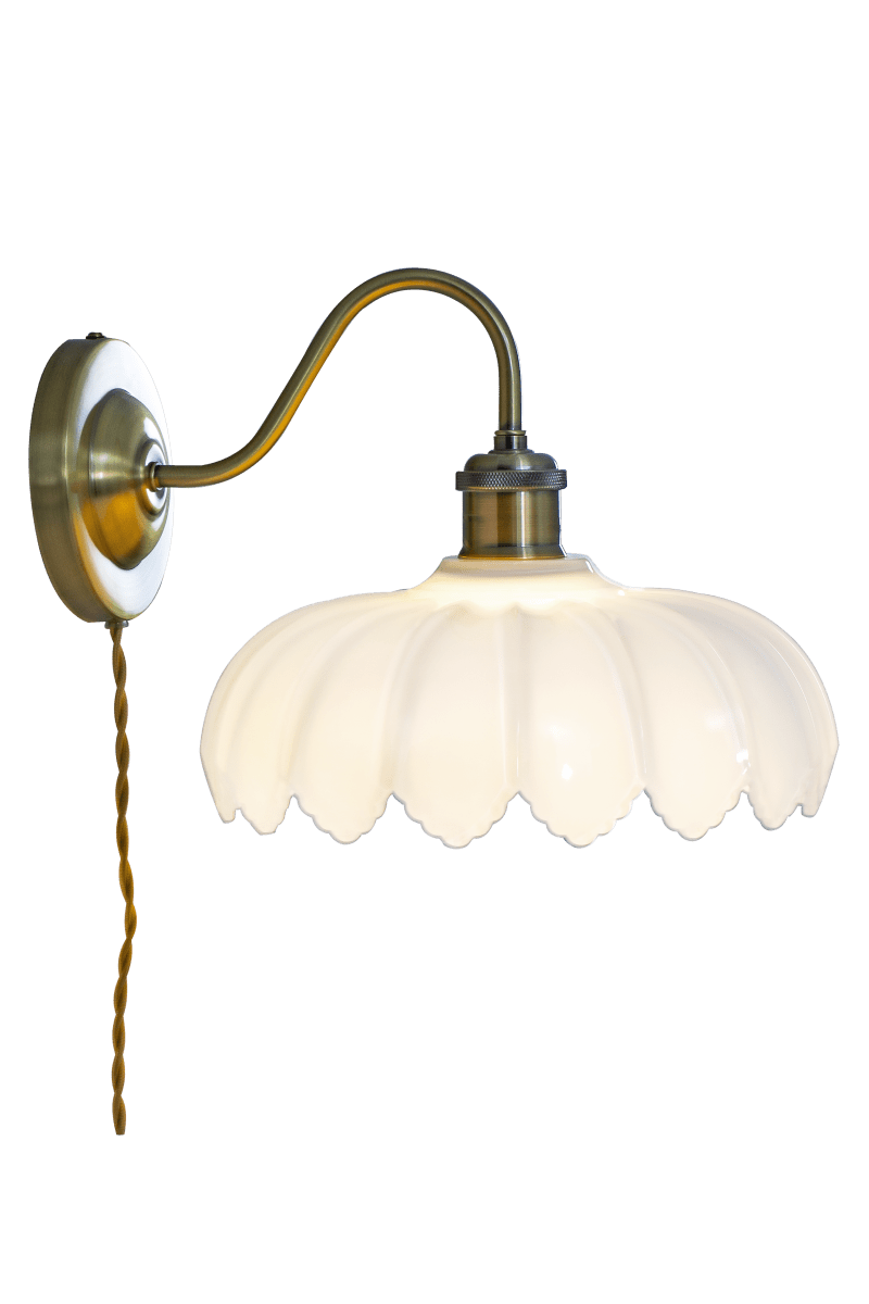 Sofia 32cm Antikk messing vegglampe Fra Aneta Lighting - Vegglampen Sofia i romantisk vintage-stil er en fin interi&oslash;rdetalj som fungerer like bra i klassiske, landlige og moderne hjem.