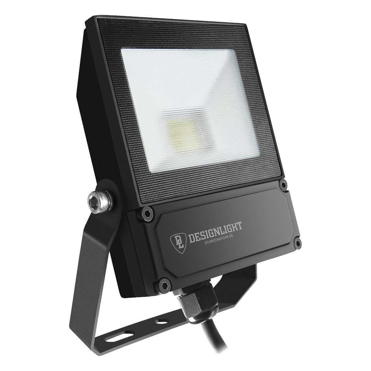 Elly lyskaster 10W Svart Fra Designlight - Med beskyttelsesklasse IP65 er armaturen fullstendig st&oslash;vtett og beskyttet mot kraftig regn, noe som gj&oslash;r den ideell for fasader, inngangspartier, gangveier og andre utsatte milj&oslash;er.