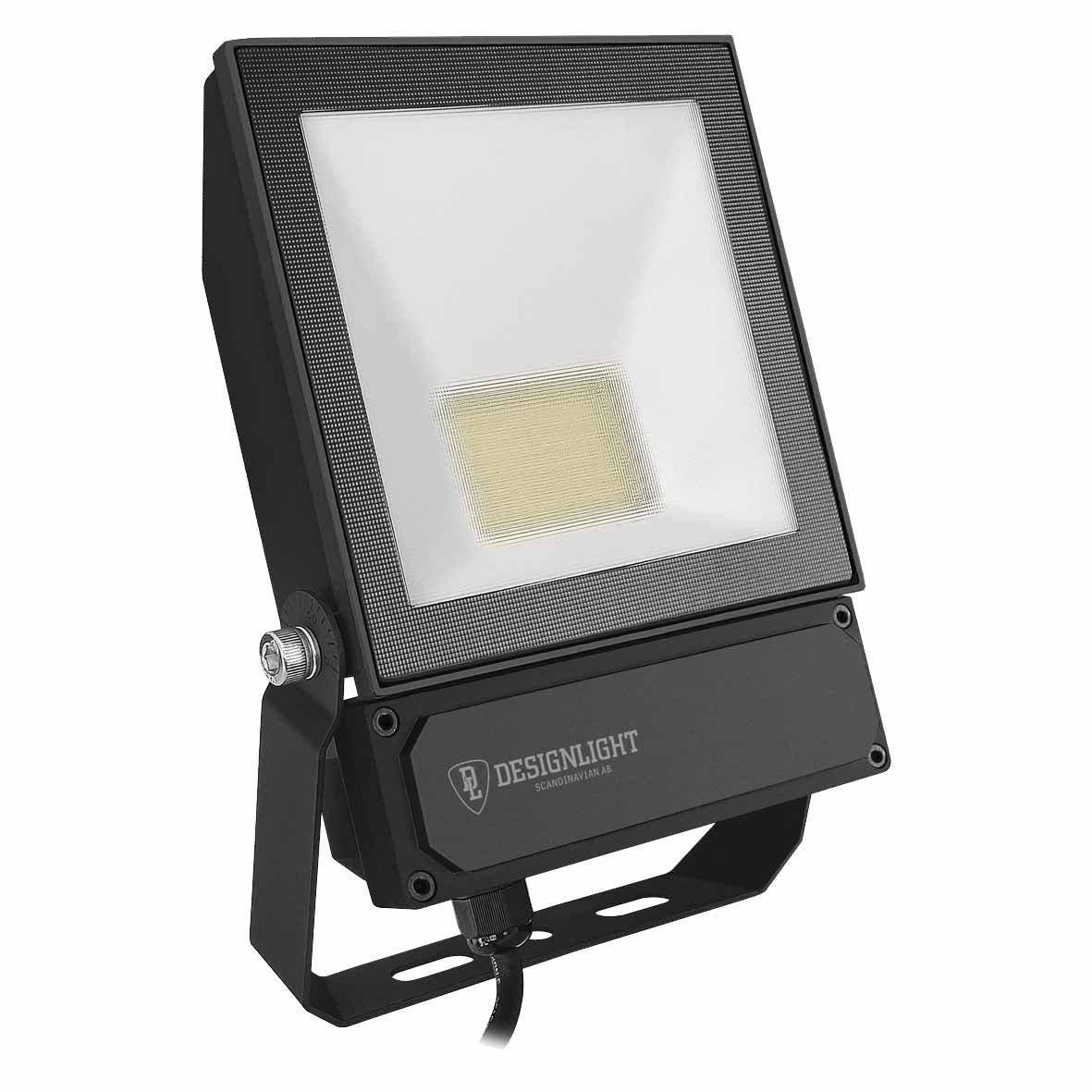 Elly lyskaster 50W Svart Fra Designlight - Den er et utmerket valg for belysning av innkj&oslash;rsler, inngangspartier, terrasser, g&aring;rdsplasser og andre utend&oslash;rsmilj&oslash;er der det er &oslash;nskelig med jevnt og effektivt lys.