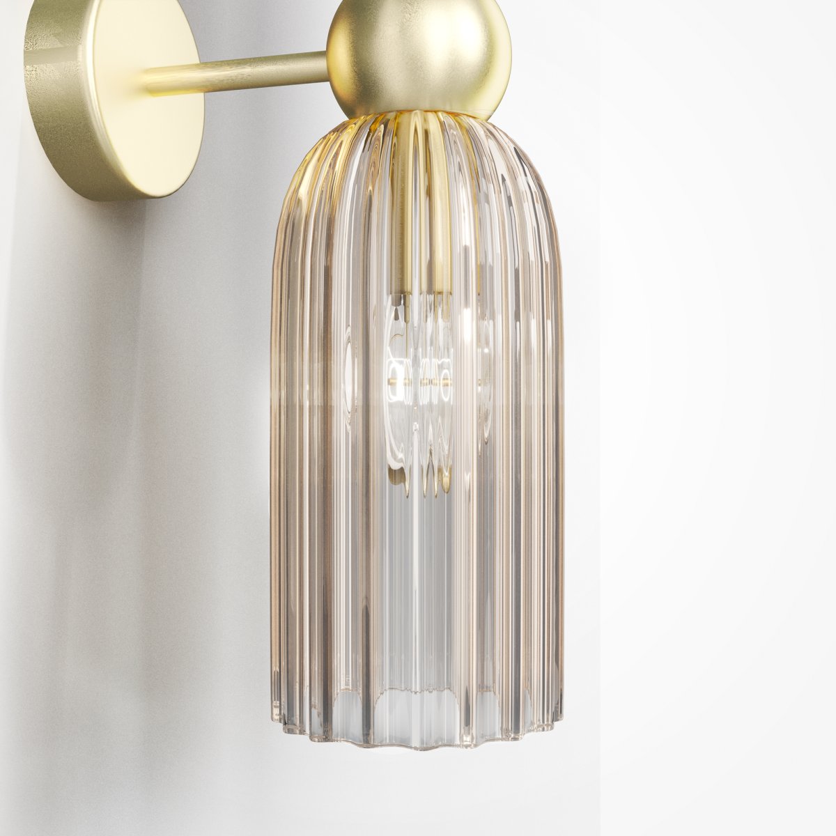 Antic 45cm Gull vegglampe Fra Maytoni - Den doble glasskoppen i cognacfarget glass er kombinert med en elegant gyllen armatur, og skaper en harmonisk balanse mellom moderne design og klassisk sjarm.