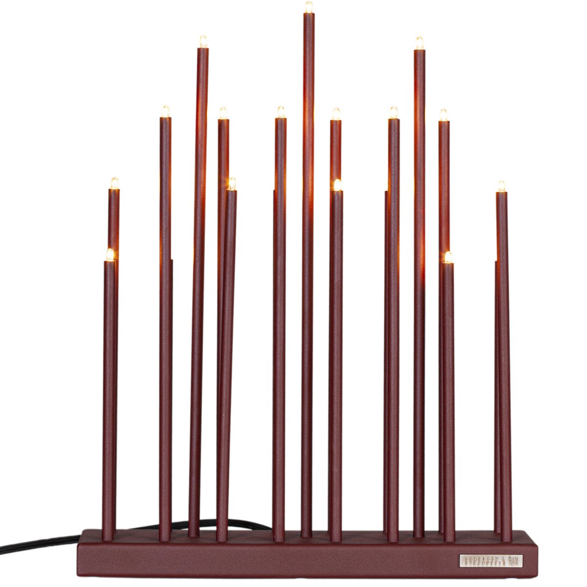 Elflugan Oksydrød Fra SMAK Design - Elflugan adventslysestake i en vakker oksidr&oslash;d farge fra Smak Design er en moderne designklassiker som kan brukes &aring;ret rundt, b&aring;de som vanlig lysestake og som adventslysestake i julen.