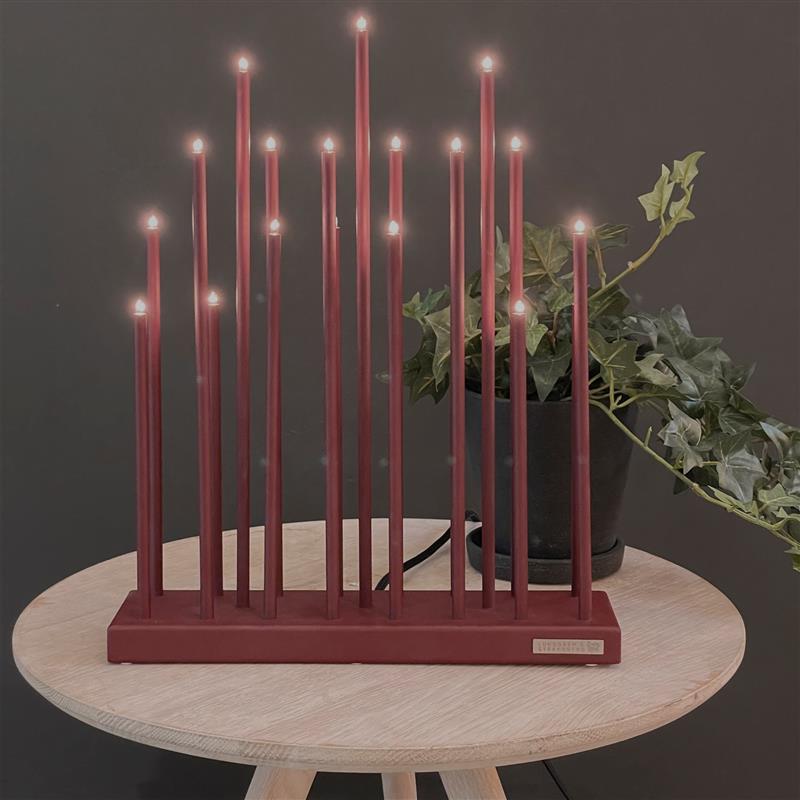 Elflugan Oksydrød Fra SMAK Design - Elflugan adventslysestake i en vakker oksidr&oslash;d farge fra Smak Design er en moderne designklassiker som kan brukes &aring;ret rundt, b&aring;de som vanlig lysestake og som adventslysestake i julen.