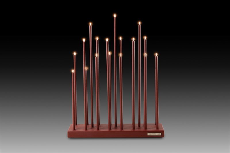Elflugan Oksydrød Fra SMAK Design - Elflugan adventslysestake i en vakker oksidr&oslash;d farge fra Smak Design er en moderne designklassiker som kan brukes &aring;ret rundt, b&aring;de som vanlig lysestake og som adventslysestake i julen.