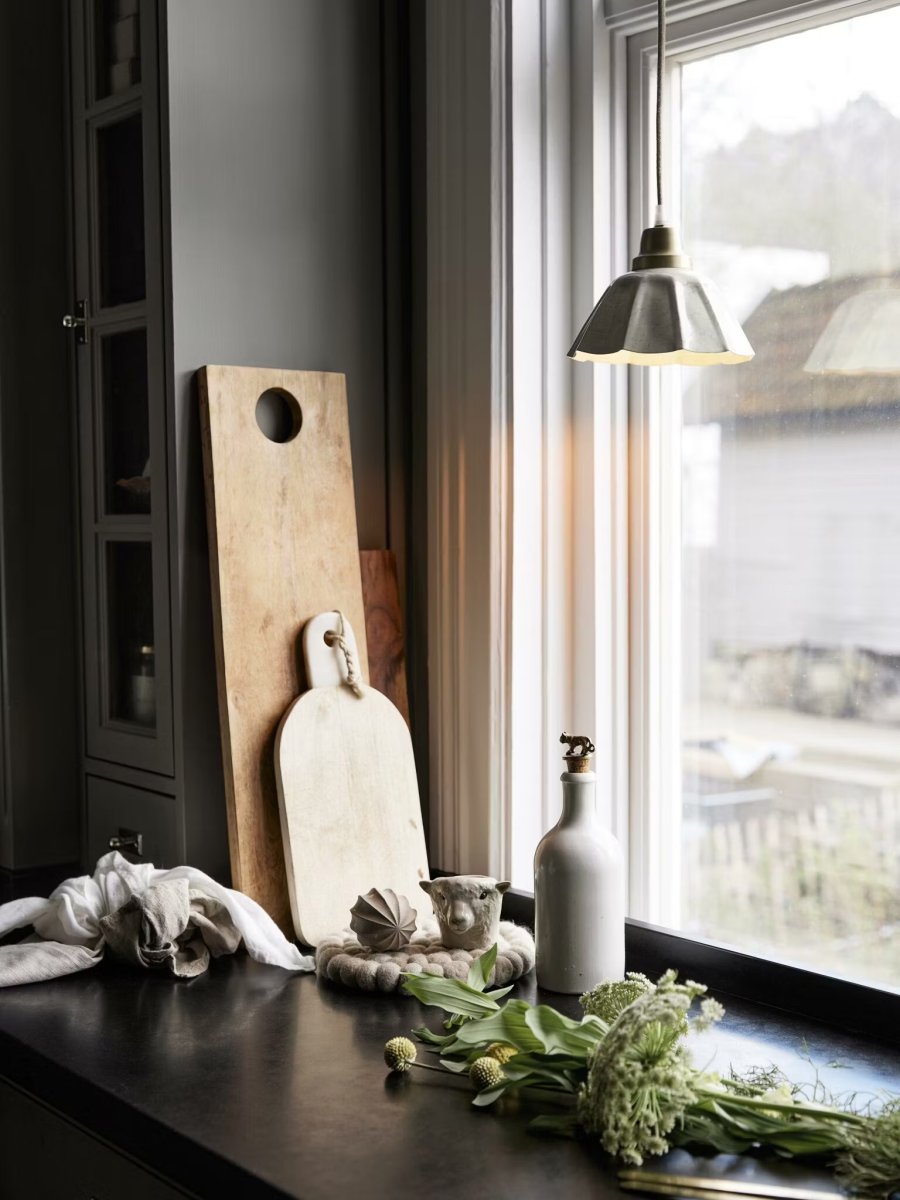 Ester Ø17 Off-white vinduslampe Fra PR Home - Formen har et klassisk vintage-utseende og har en topp i antikk messing.