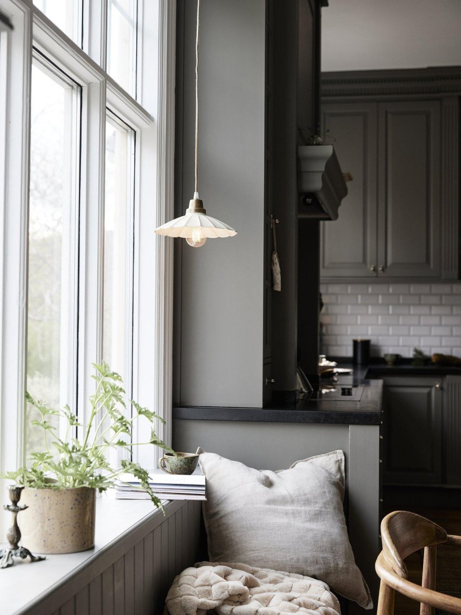 Ester Ø24 Off-white vinduslampe Fra PR Home - Ester vinduslampe i metall med emaljefinish som imiterer marmor.