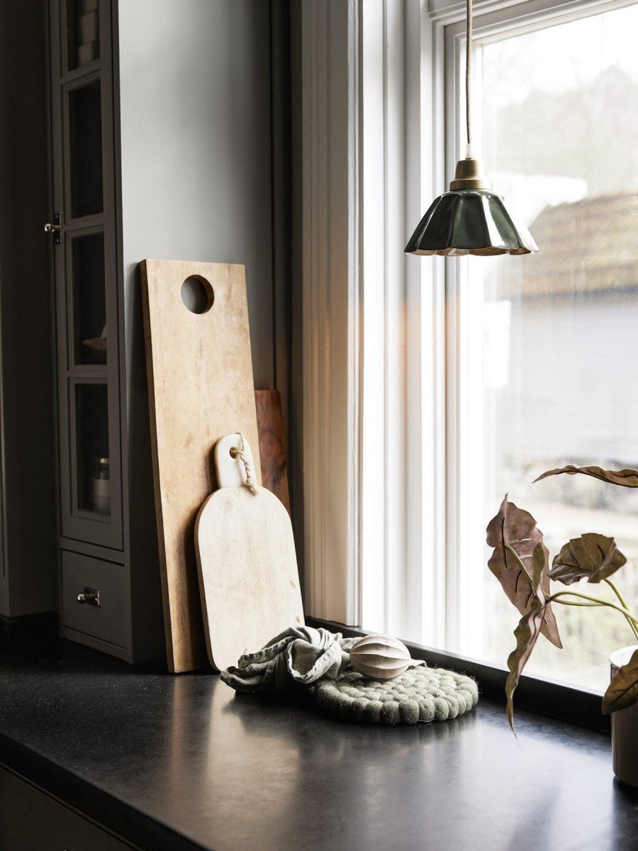 Ester Ø17 Mørk grønn vinduslampe Fra PR Home - Ester vinduslampe i metall med emaljefinish som imiterer marmor.