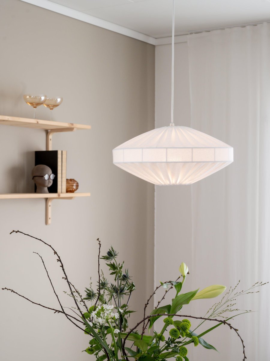 Edith Ø38 Hvit Taklampe Fra PR Home - Taklampe Edith er en moderne skandinavisk "ufo" modell i bomullsstoffet Franza, som gir en myk og glatt glans.